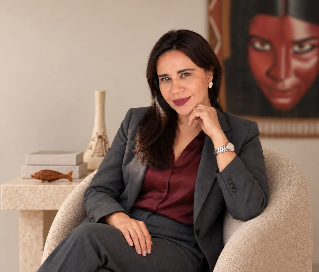 Rose Vidal sentada em poltrona